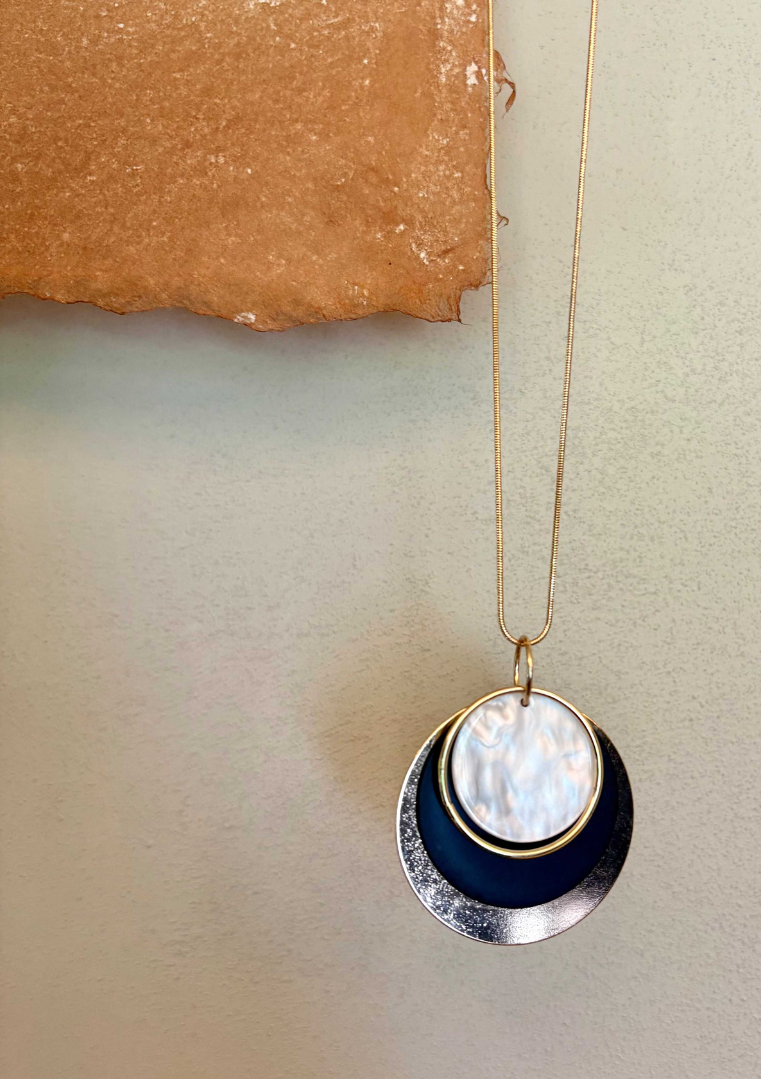 Collier sautoir EBLI tricolore avec nacre