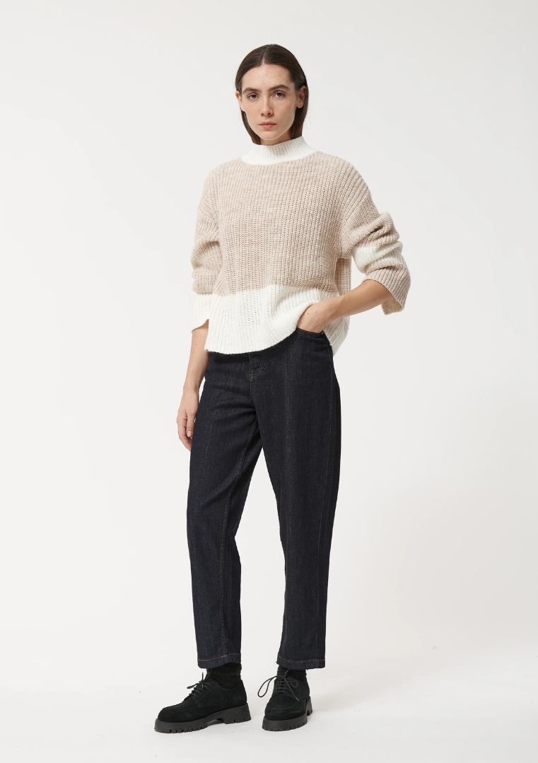 Mannequin portant un pull oversize bicolore avec jean droit foncé, vue look complet.
HK-PU-KURI_439 - Humility