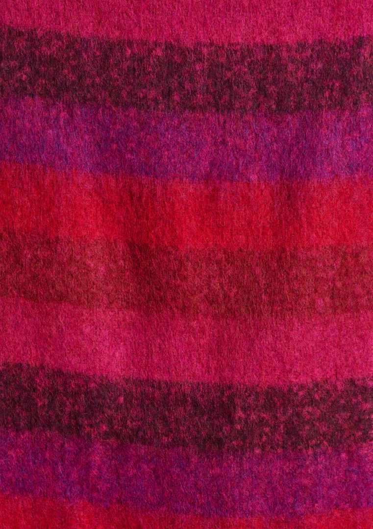 Gros plan sur la texture en mohair de l’écharpe rayée rouge et violette, avec des bandes de couleurs contrastées.
FK-AT-EZEKIEL_727 - La fee maraboute