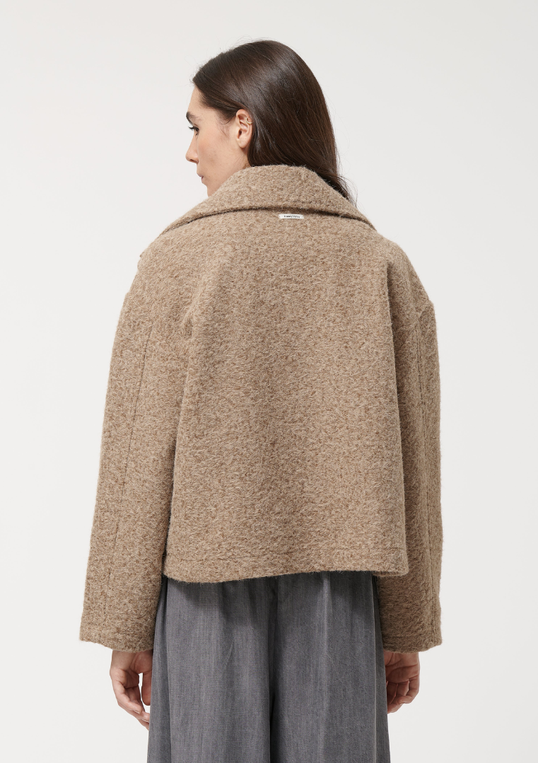 Manteau court coupe caban beige Humility, col tailleur, double boutonnage, poches passepoilées, manches longues, style oversized. HK-GP-KINORI-184