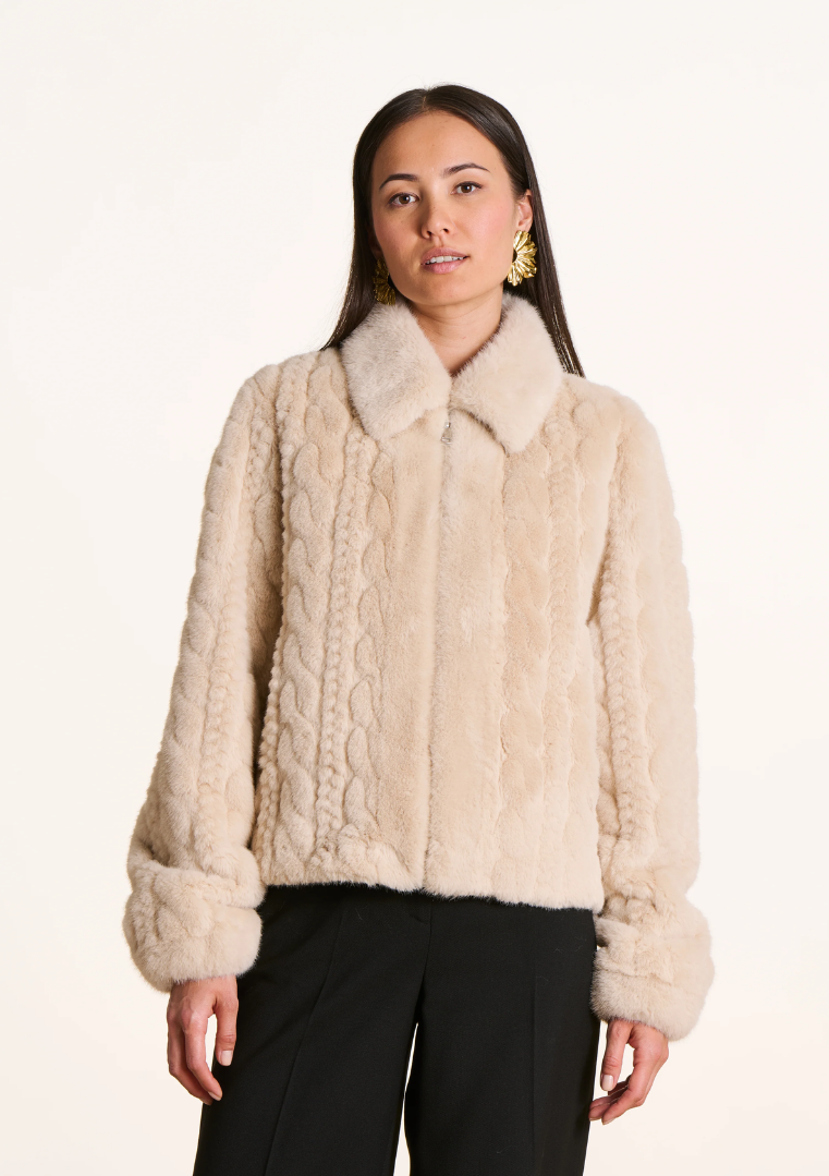 Manteau court ELISA écru en fausse fourrure