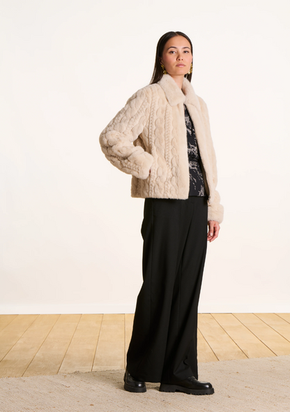 Manteau court ELISA écru en fausse fourrure