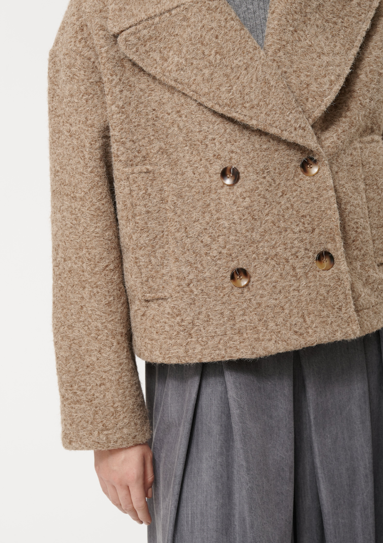 Manteau court coupe caban beige Humility, col tailleur, double boutonnage, poches passepoilées, manches longues, style oversized. HK-GP-KINORI-184