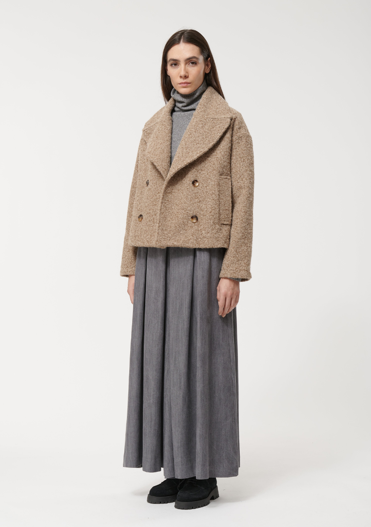 Manteau court coupe caban beige Humility, col tailleur, double boutonnage, poches passepoilées, manches longues, style oversized. HK-GP-KINORI-184