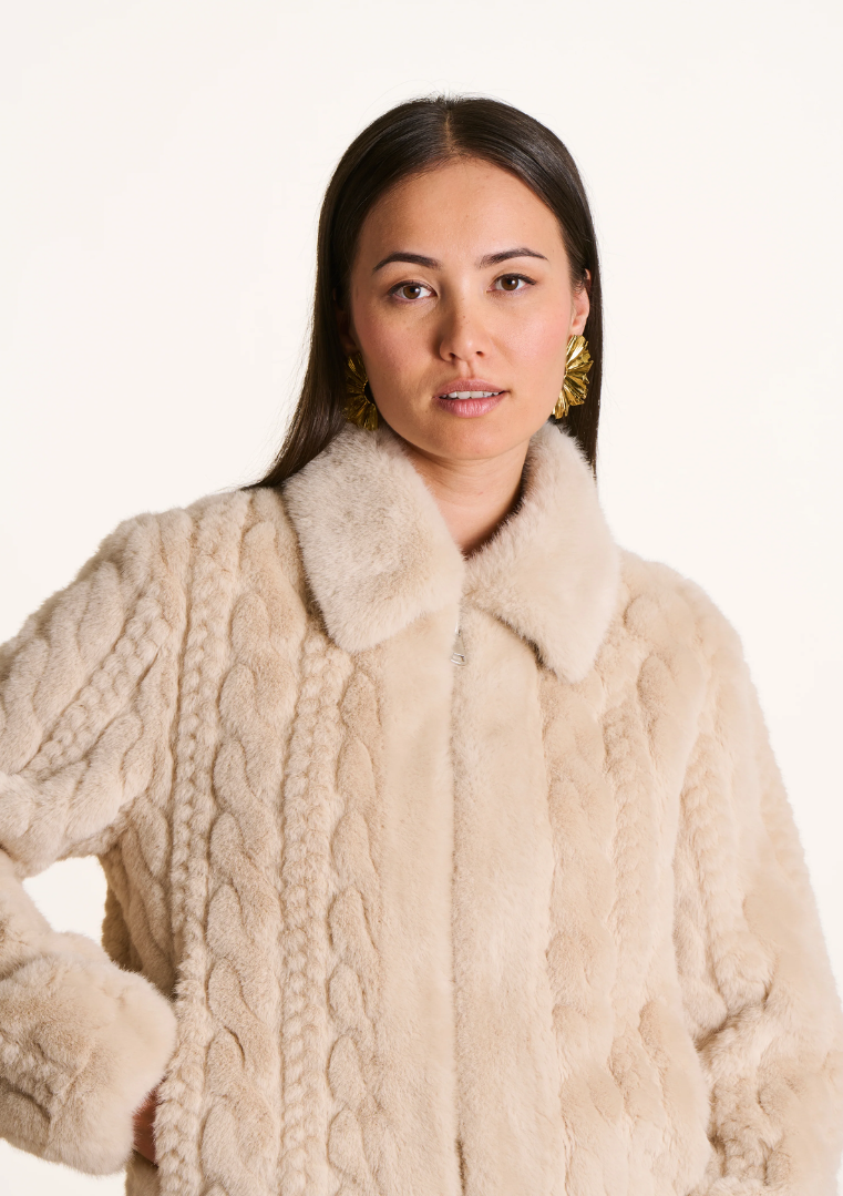 Manteau court ELISA écru en fausse fourrure