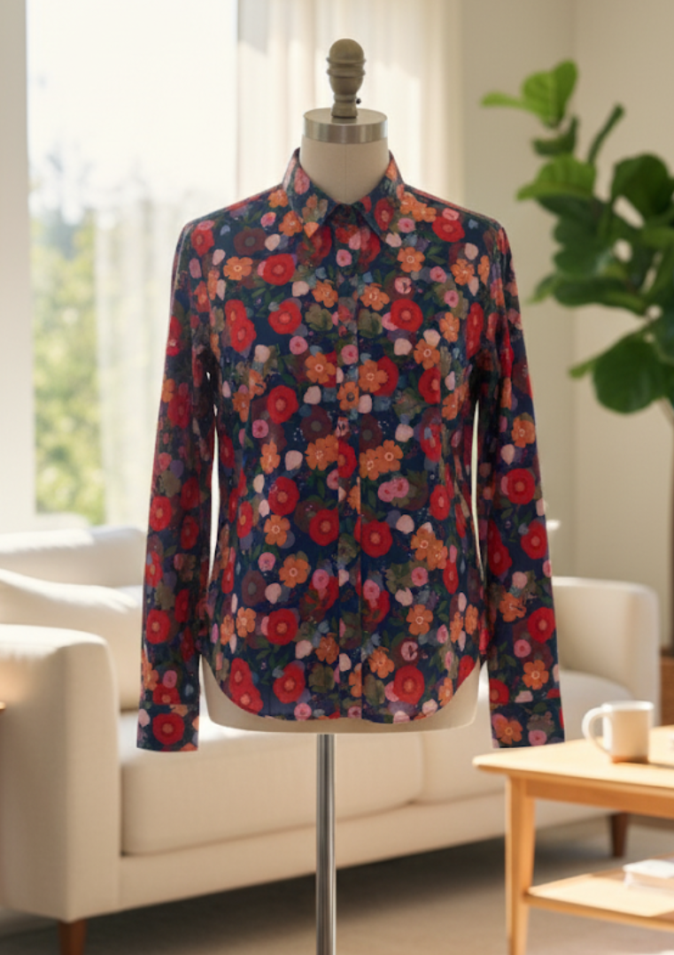 Chemise cintrée en coton imprimé fleuri exposée sur mannequin de présentation en intérieur.
MARISOL - Numérologie