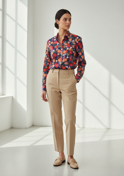 Mannequin portant une chemise cintrée en coton imprimé fleuri avec pantalon beige.
MARISOL - Numérologie