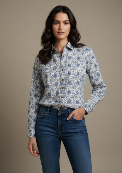 Mannequin portant une chemise cintrée en coton imprimé fleuri avec un jeans
Numérologie