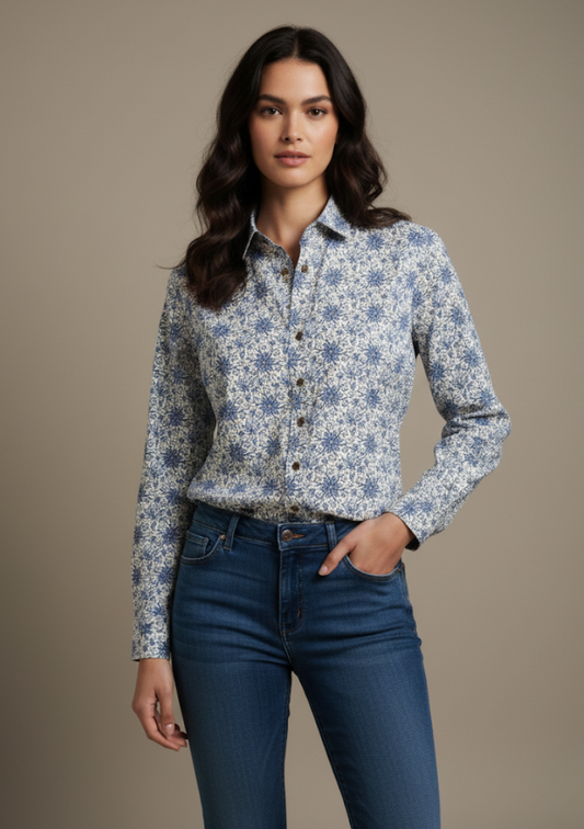 Mannequin portant une chemise cintrée en coton imprimé fleuri avec un jeans
Numérologie