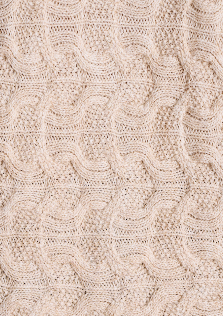 Gros plan sur la maille torsadée du gilet oversize écru La Fée Maraboutée, montrant les détails de texture.
Ref. FK-GI-ELISE-C_266 – La Fée Maraboutée