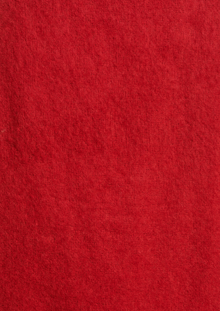 Gros plan sur la texture douce et duveteuse du tissu en mohair rouge de l’écharpe.
FI-AT-ZLARINA_727 - La fee maraboute