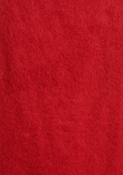 Gros plan sur la texture douce et duveteuse du tissu en mohair rouge de l’écharpe.
FI-AT-ZLARINA_727 - La fee maraboute