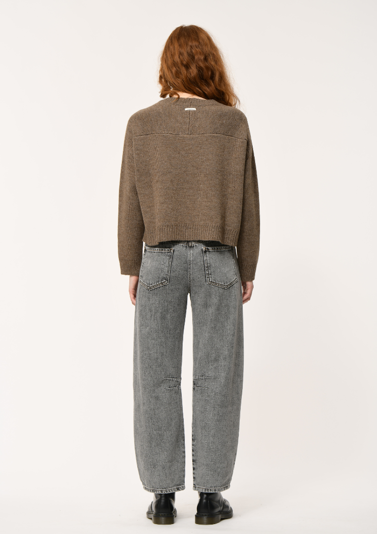 Vue arrière du pull boxy brun en maille doublée, coupe droite et ample. Humility - HK-PU-KINKATA_728