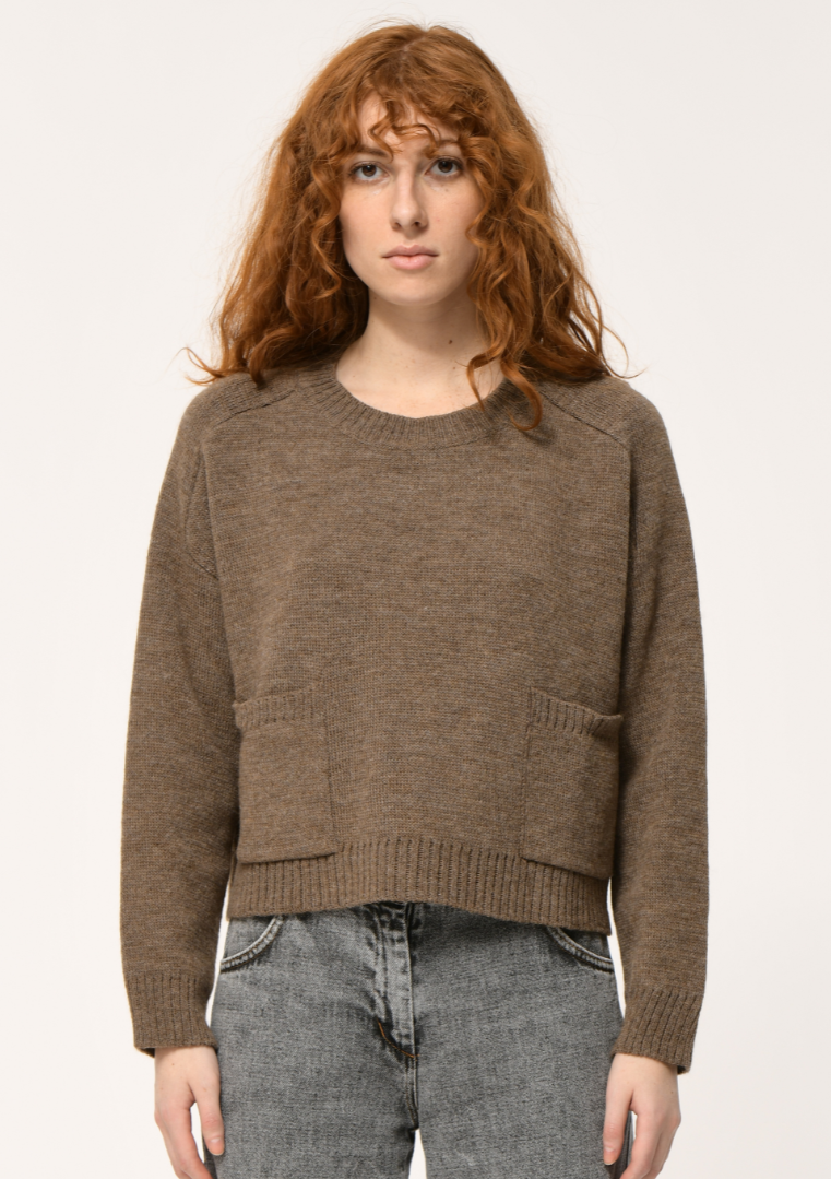 Gros plan sur le pull boxy brun en maille doublée, mettant en avant les poches plaquées et le col rond. Humility - HK-PU-KINKATA_728