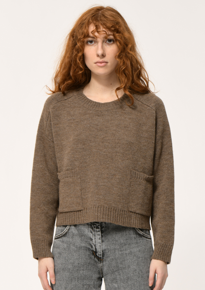 Gros plan sur le pull boxy brun en maille doublée, mettant en avant les poches plaquées et le col rond. Humility - HK-PU-KINKATA_728
