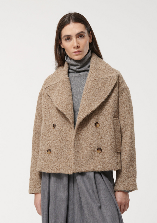 Manteau court coupe caban beige Humility, col tailleur, double boutonnage, poches passepoilées, manches longues, style oversized. HK-GP-KINORI-184