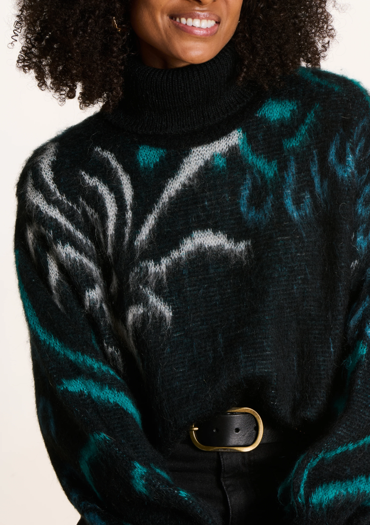 Gros plan du haut du pull jacquard végétal noir avec col roulé et détails de maille en mohair.
FK-PU-EZEPICE_1503 La Fée Maraboutée