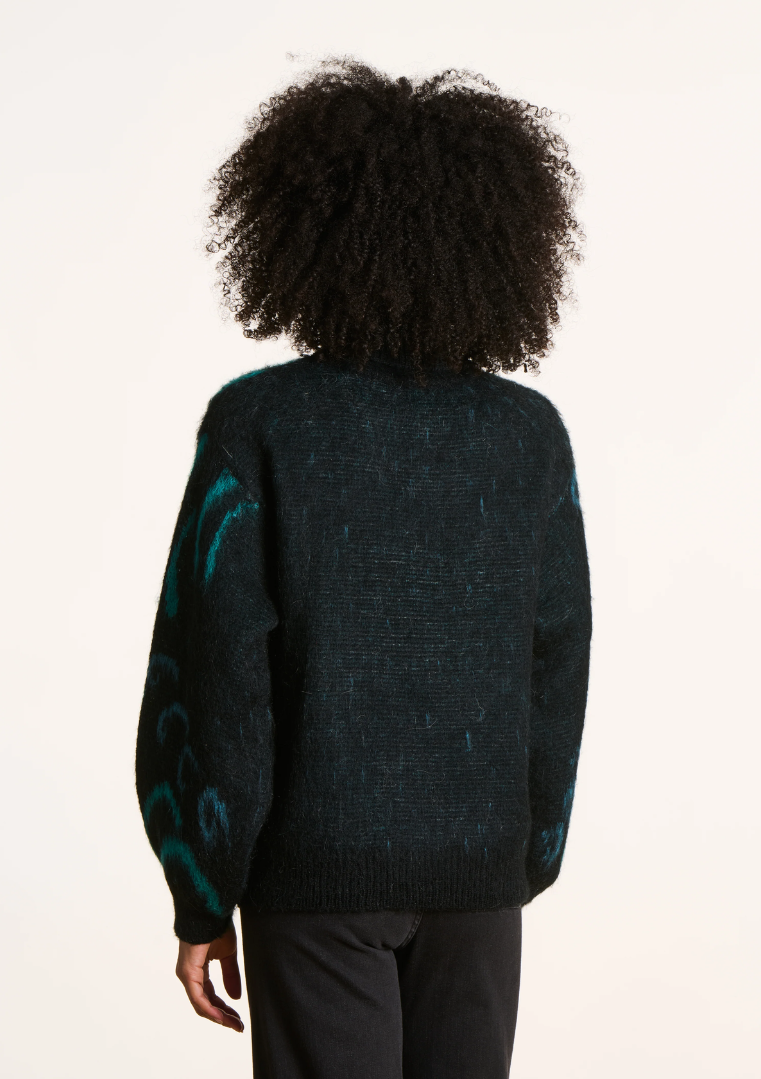 Vue arrière du pull jacquard végétal noir, mettant en valeur la coupe ample et les manches bouffantes.
FK-PU-EZEPICE_1503 La Fée Maraboutée