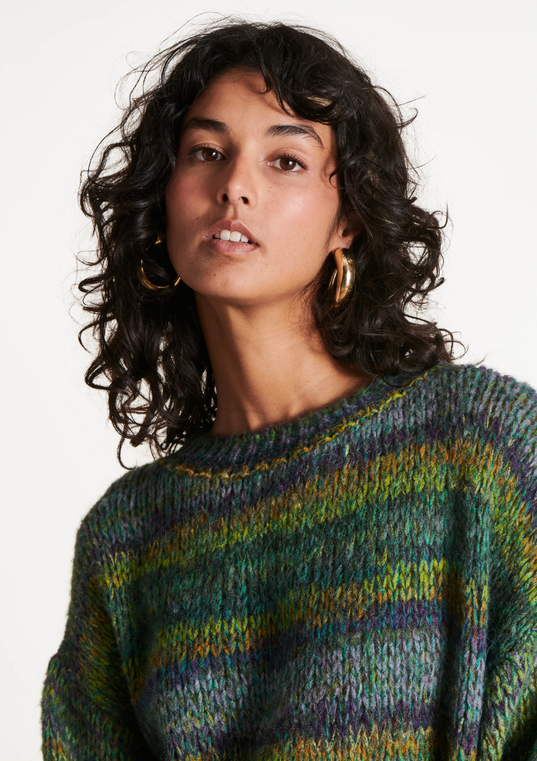 Gros plan sur le pull multicolore porté, avec focus sur l’encolure ronde et la maille texturée.
FK-PU-EBI_886 La Fée Maraboutée