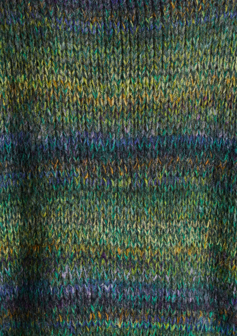 Gros plan sur la maille multicolore texturée du pull, avec un mélange de teintes vertes, jaunes et violettes.
FK-PU-EBI_886 La Fée Maraboutée