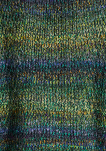 Gros plan sur la maille multicolore texturée du pull, avec un mélange de teintes vertes, jaunes et violettes.
FK-PU-EBI_886 La Fée Maraboutée