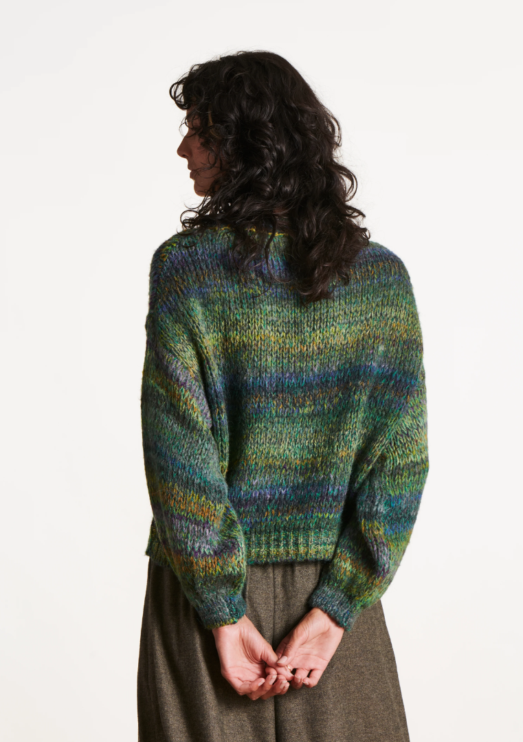 Pull en maille multicolore vu de dos, mettant en avant la coupe ample et les manches longues.
FK-PU-EBI_886 La Fée Maraboutée