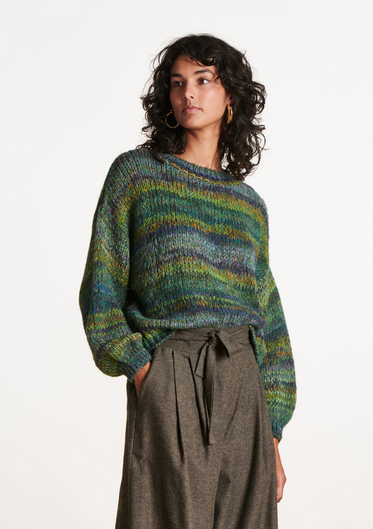 Femme portant un pull ample en maille multicolore, manches longues et encolure ronde, vue de face.
FK-PU-EBI_886 La Fée Maraboutée