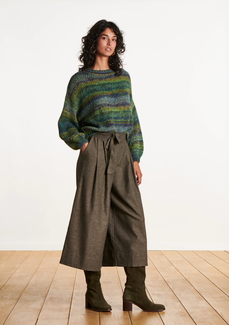 Vue entière d’un mannequin portant un pull en maille multicolore associé à un pantalon ample et des bottines.
FK-PU-EBI_886 La Fée Maraboutée