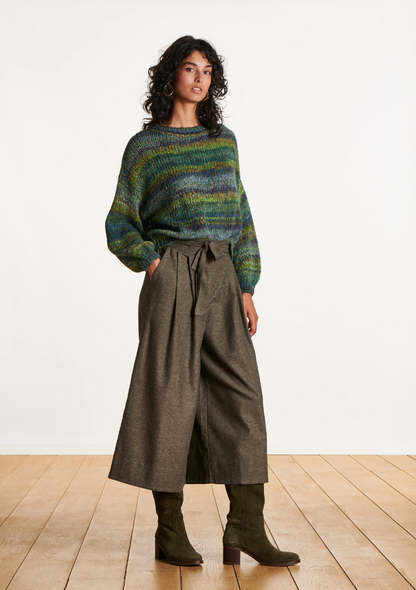 Vue entière d’un mannequin portant un pull en maille multicolore associé à un pantalon ample et des bottines.
FK-PU-EBI_886 La Fée Maraboutée