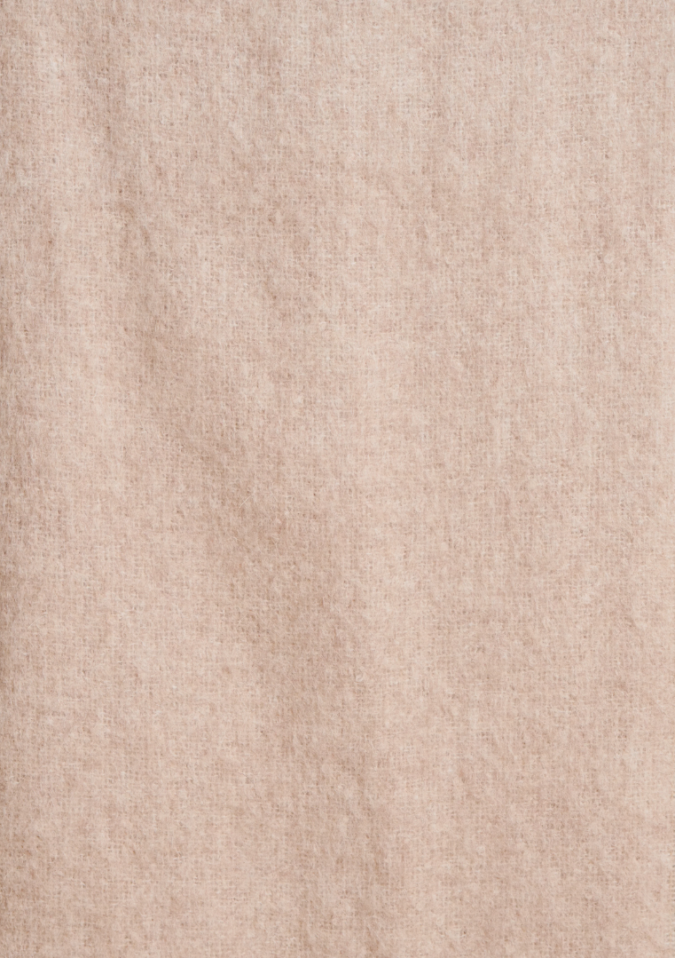 Gros plan sur la texture douce de l’écharpe en mohair beige unie.
FI-AT-ZLARINA_1607 - Humility