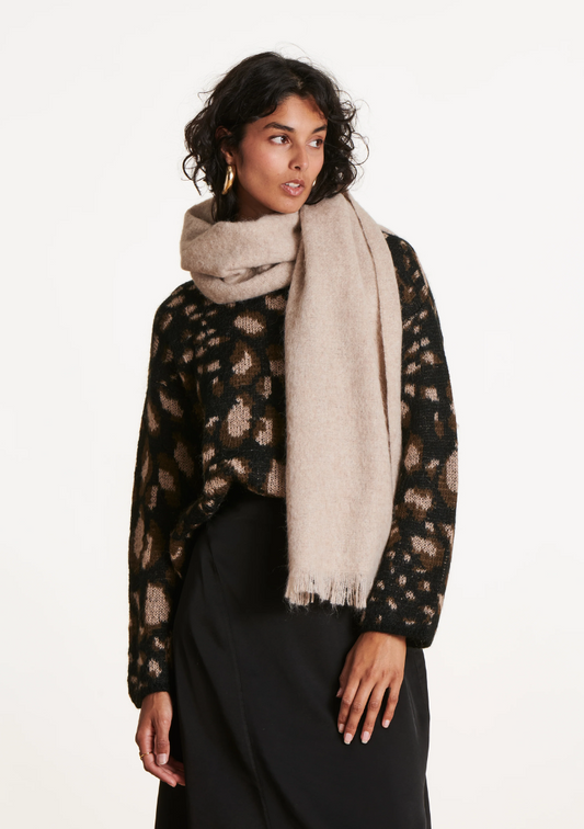 Femme portant une écharpe en mohair beige avec franges, associée à un pull imprimé et une jupe noire.
FI-AT-ZLARINA_1607 - Humility