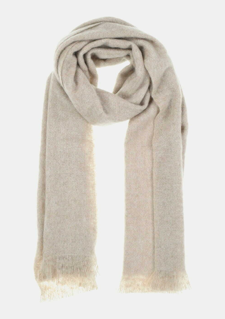 Écharpe en mohair beige unie avec franges, présentée à plat enroulée.
FI-AT-ZLARINA_1607 - Humility