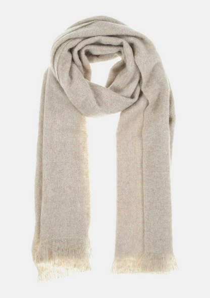 Écharpe en mohair beige unie avec franges, présentée à plat enroulée.
FI-AT-ZLARINA_1607 - Humility