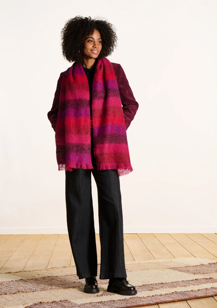 Femme portant une écharpe rayée rouge et violette en mohair, associée à une veste bordeaux et un pantalon noir, vue en pied.
FK-AT-EZEKIEL_727 - La fee maraboute