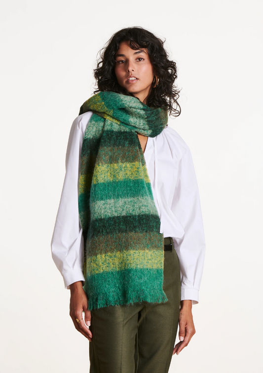 Femme portant une écharpe rayée verte en mohair, posant de face avec une chemise blanche.
FK-AT-EZEKIEL_709 - La fee maraboute