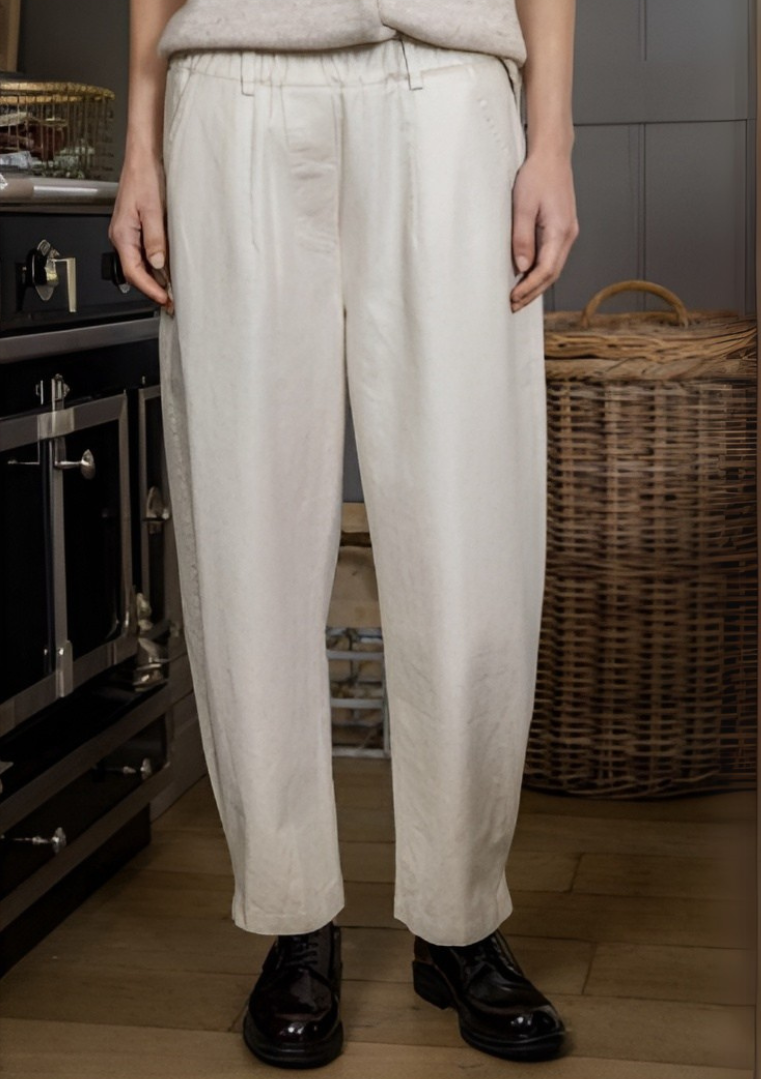 Pantalon irisé écru O’MER en coton, coupe large avec pince verticale et taille élastiquée à passants.