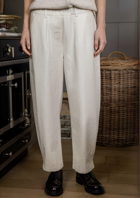 Pantalon irisé écru O’MER en coton, coupe large avec pince verticale et taille élastiquée à passants.