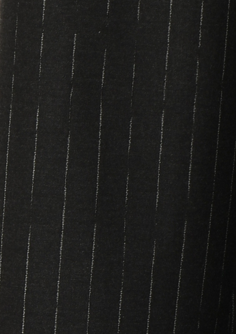 Gros plan sur le tissu noir à rayures verticales du pantalon. Humility - HI-PA-SOPHINO-M_794