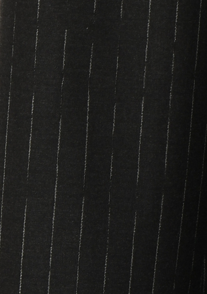 Gros plan sur le tissu noir à rayures verticales du pantalon. Humility - HI-PA-SOPHINO-M_794