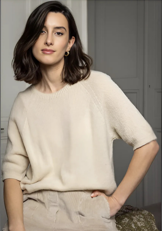 Pull manches courtes col rond en maille fine coloris beige par O’MER - OM016G, style minimaliste et élégant.