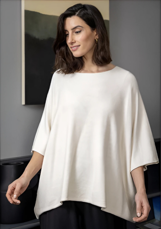 Haut oversize col rond manches 3/4 coloris écru par O’MER - OM035G, coupe fluide et élégante.