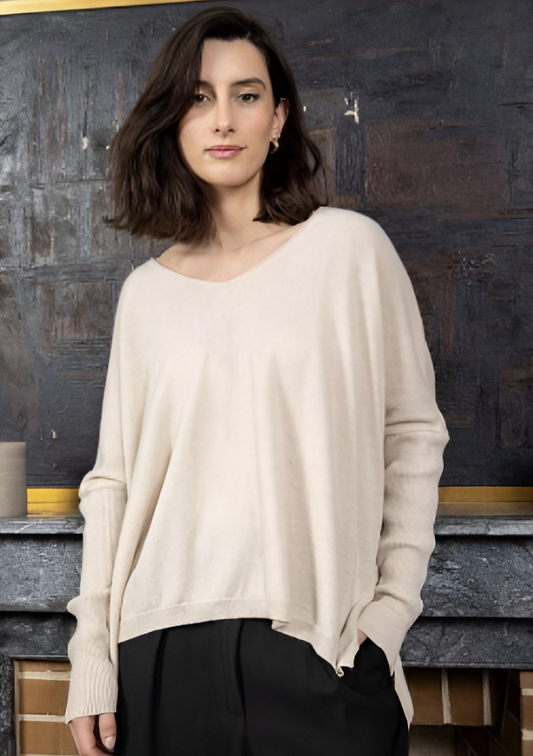 Pull oversize col V en laine et cachemire beige par O’MER - OM022G