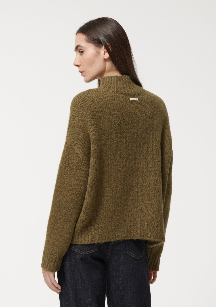 Vue arrière du pull oversize en maille bouclette kaki avec col montant et manches longues. Huility - HK-PU-CODYN-734