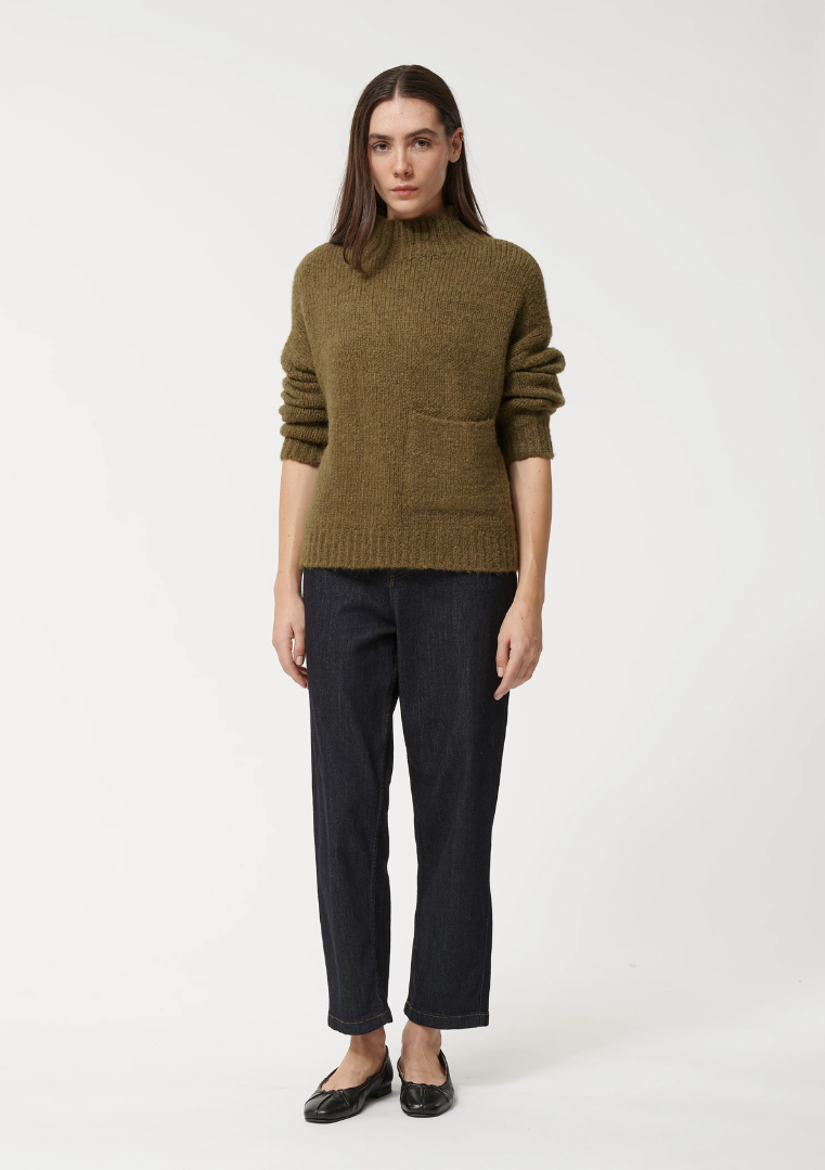 Mannequin portant le pull oversize en maille bouclette kaki avec un pantalon droit sombre. Humility - HK-PU-CODYN-734
