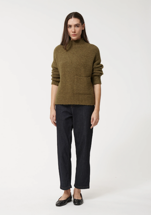 Mannequin portant le pull oversize en maille bouclette kaki avec un pantalon droit sombre. Humility - HK-PU-CODYN-734