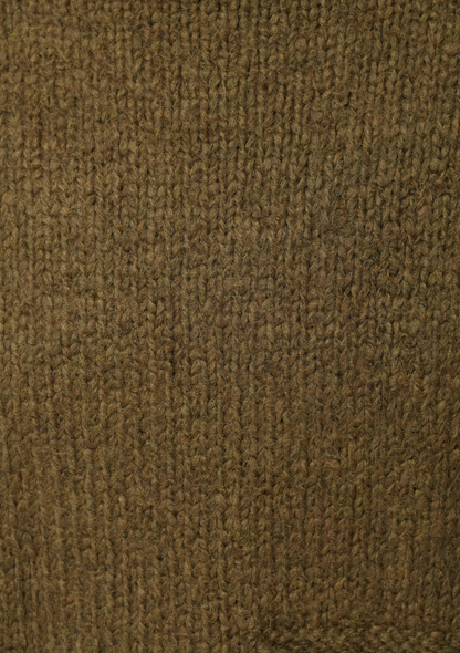 Gros plan sur la texture en maille bouclette kaki du pull oversize Humility - HK-PU-CODYN_734