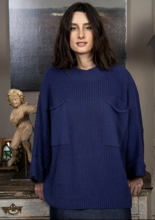 Pull oversize O’MER en maille marine, manches longues ample et poches plaquées.