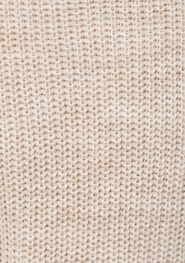 Gros plan sur la maille côtelée bicolore du pull avec contraste beige et écru.
HK-PU-KURI_439 - Humility