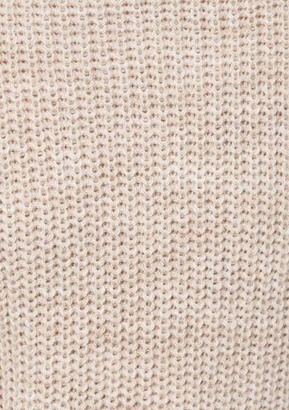 Gros plan sur la maille côtelée bicolore du pull avec contraste beige et écru.
HK-PU-KURI_439 - Humility