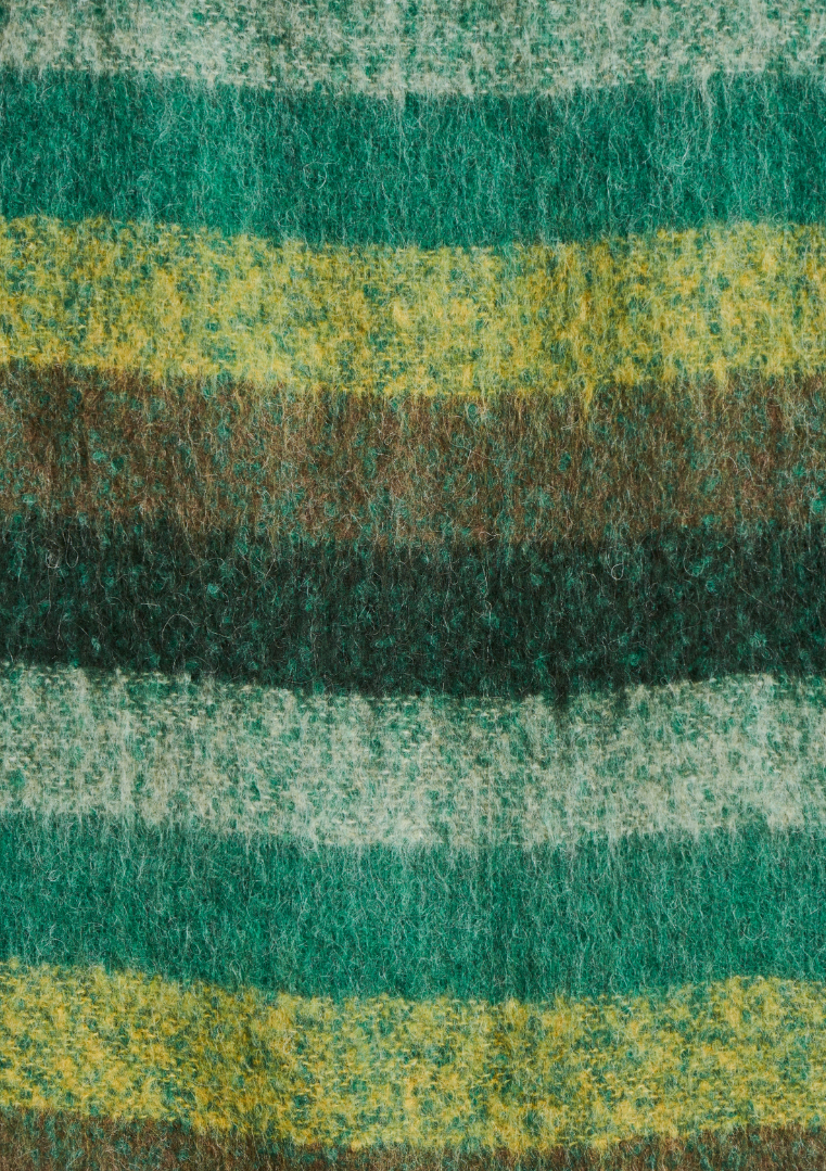 Gros plan sur la matière en mohair de l’écharpe rayée verte avec des tons verts, jaunes et marron.
FK-AT-EZEKIEL_709 - La fee maraboute